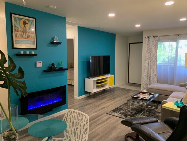 470 N Villa Ct, Unit 208 in Palm Springs, CA - Building Photo - Building Photo
