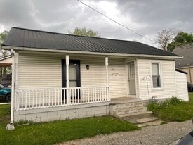 329 N 6th St in Coshocton, OH - Building Photo