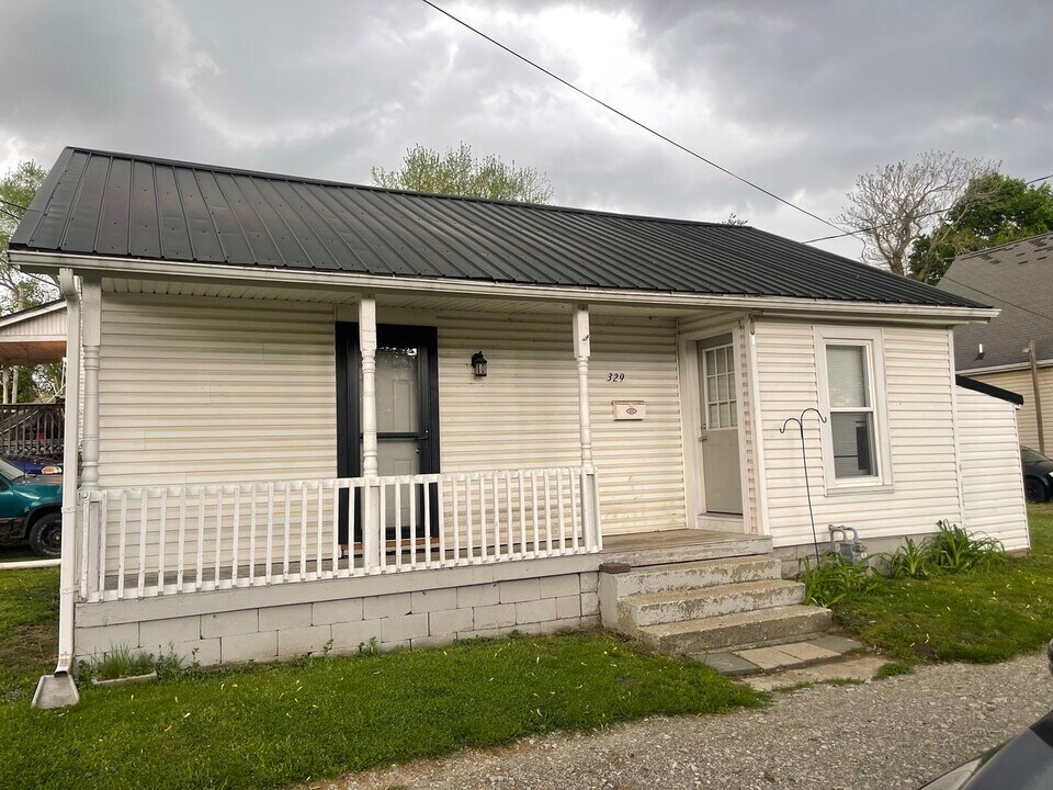 329 N 6th St in Coshocton, OH - Building Photo