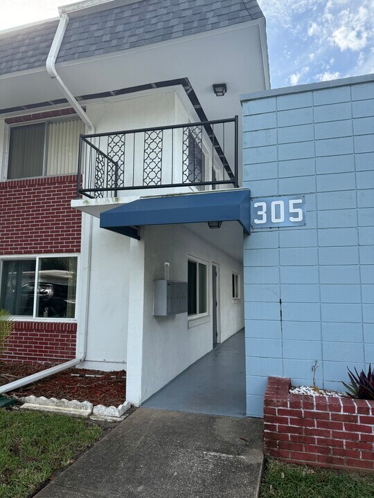 305 Ridge Blvd, Unit 211 in South Daytona, FL - Building Photo