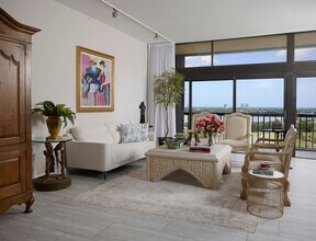 2450 Presidential Way in Palm Beach, FL - Building Photo - Building Photo