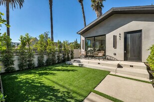 651 N Wilton Pl in Los Angeles, CA - Building Photo