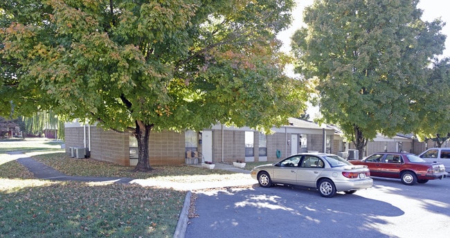 Spring Place Apartments in Lenoir City, TN - Foto de edificio - Building Photo
