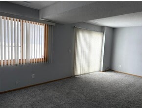 5397 Beachside Dr in Hopkins, MN - Foto de edificio - Building Photo