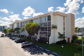 DeSoto Park in Hallandale Beach, FL - Building Photo - Building Photo