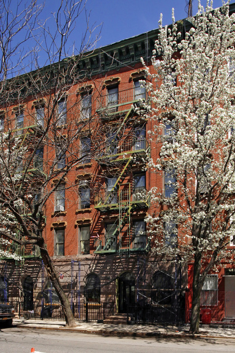 623 E Sixth St in New York, NY - Foto de edificio