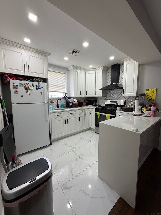 2964 State St in Hamden, CT - Building Photo - Building Photo