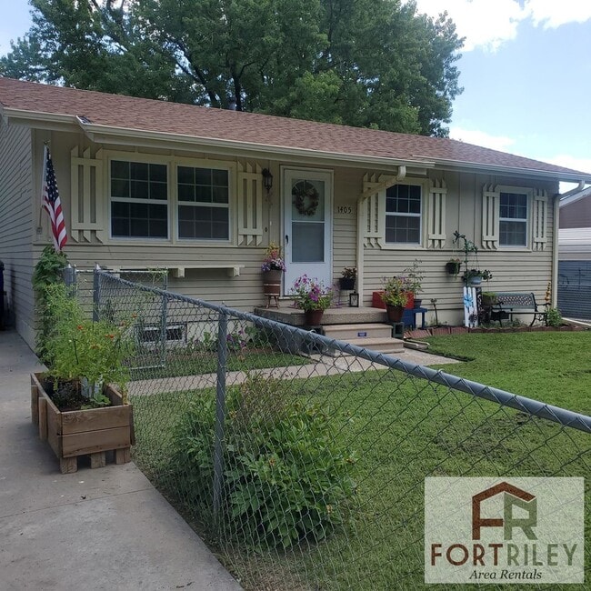 1405 Bel Air Dr in Junction City, KS - Building Photo - Building Photo