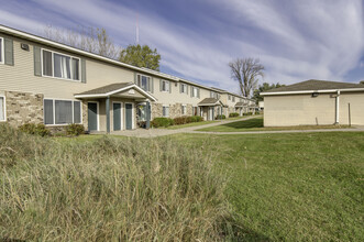 Oakhaven Estates in St. Cloud, MN - Foto de edificio - Primary Photo