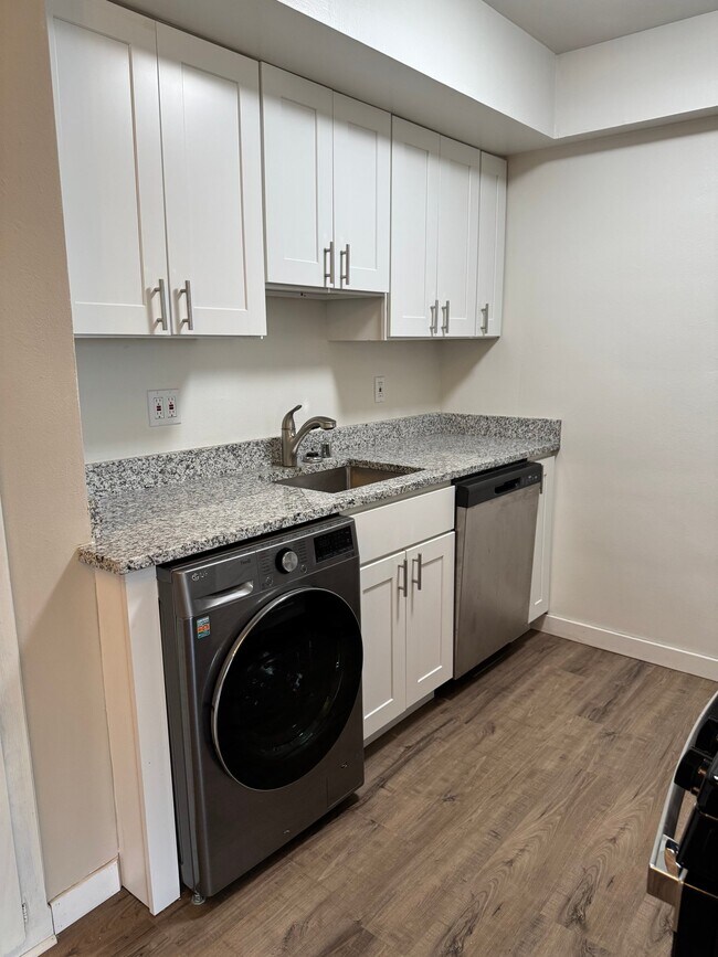 2260 N Summit Ave, Unit 105 in Milwaukee, WI - Foto de edificio - Building Photo