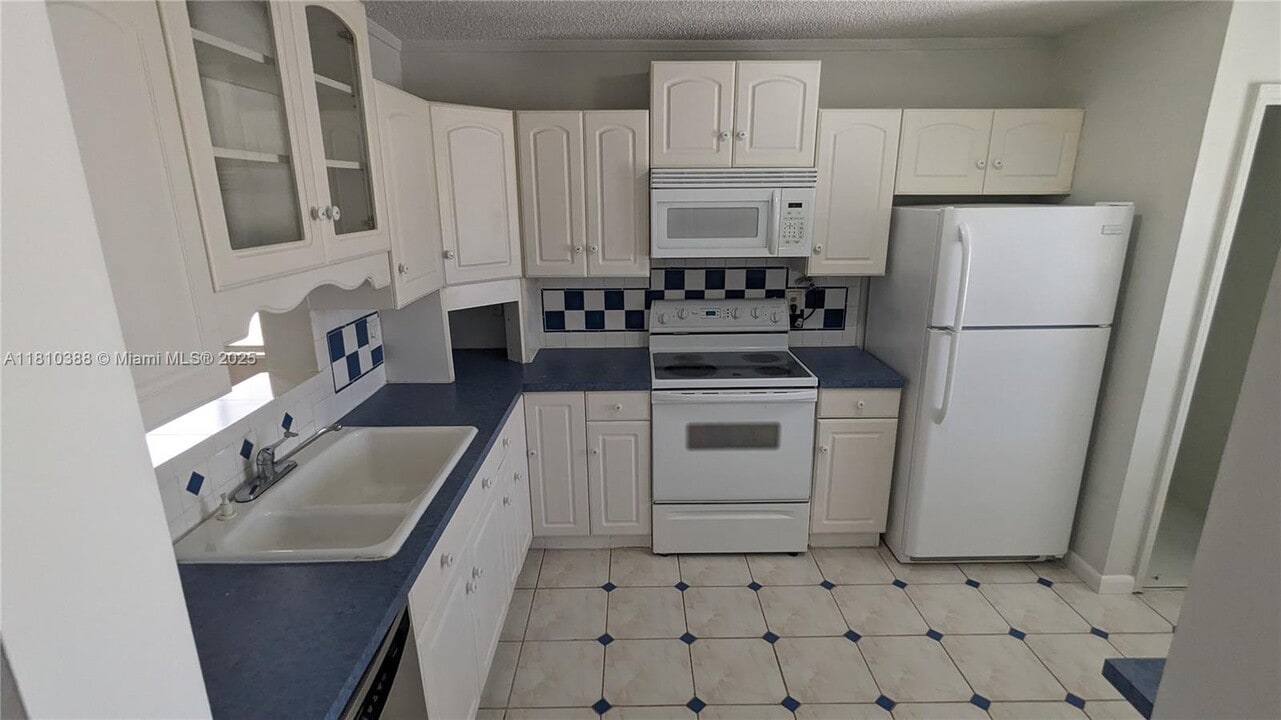 8051 Southgate Blvd in North Lauderdale, FL - Building Photo