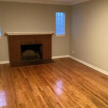 6827 Roberts Ave in University City, MO - Foto de edificio - Building Photo