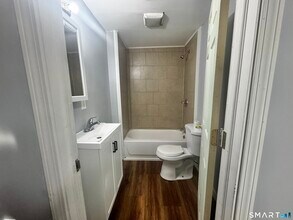 6 Grove Ct in Waterbury, CT - Building Photo - Building Photo