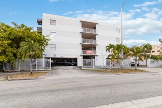 1095 W 77th St in Hialeah, FL - Building Photo - Building Photo