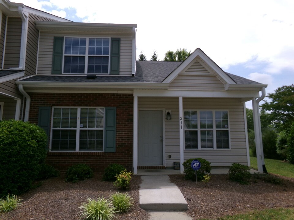 211 Malamute Ln in Greensboro, NC - Foto de edificio