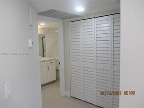 8343 Lake Dr in Doral, FL - Building Photo - Building Photo