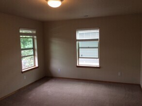 668 SE Jack Ave in McMinnville, OR - Building Photo - Building Photo