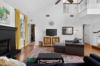 1607 Gracy Farms Ln in Austin, TX - Foto de edificio - Building Photo