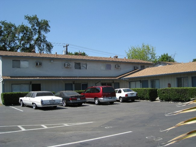 Oak View Apartments in Vacaville, CA - Building Photo - Building Photo