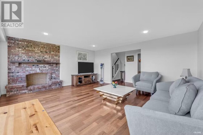 1418 Bramwell Rd in West Vancouver, BC - Building Photo - Building Photo
