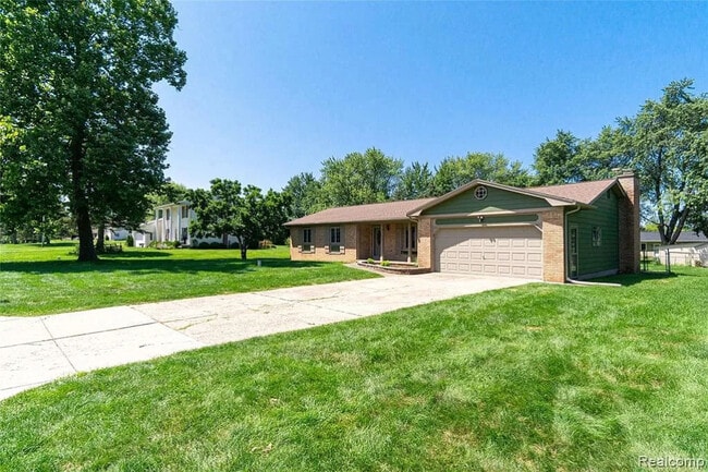 10032 Shadyhill Ln in Grand Blanc, MI - Building Photo - Building Photo