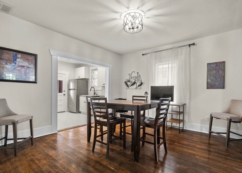 330 E Myrtle St in San Antonio, TX - Building Photo