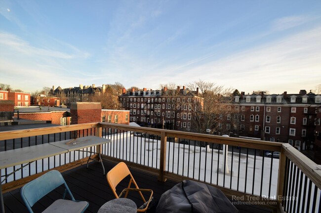 1689 Beacon St, Unit 3 in Brookline, MA - Building Photo - Building Photo