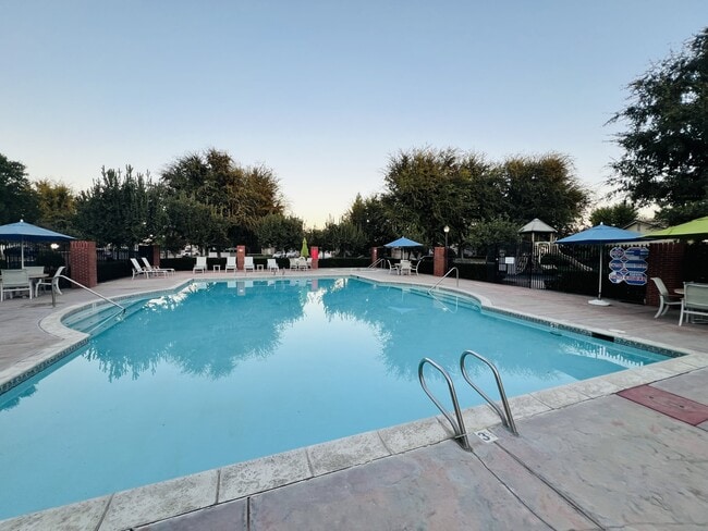 1607 Halliana Ct in Bakersfield, CA - Building Photo - Building Photo