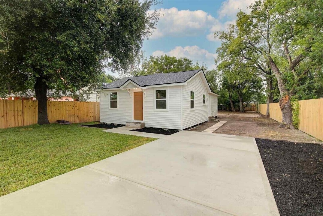 2805 2nd Ave N in Texas City, TX - Building Photo