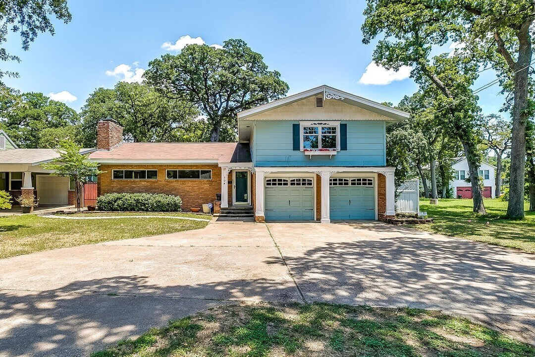 704 Roberts Cut Off Rd in River Oaks, TX - Building Photo