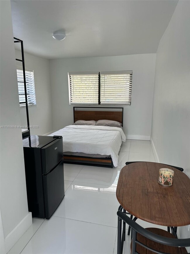 1412 NE 118th St in Miami, FL - Foto de edificio - Building Photo