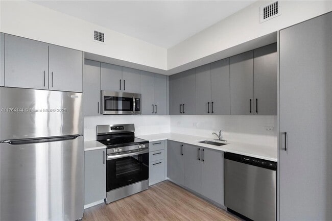 1559 NW 15th Street Rd, Unit 301 in Miami, FL - Building Photo - Building Photo