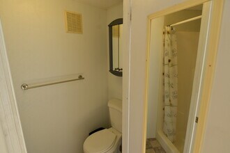 1710 Oakwood St, Unit Guesthouse in Pasadena, CA - Foto de edificio - Building Photo