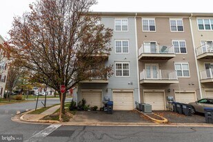 8069 Gatehouse Rd in Falls Church, VA - Building Photo