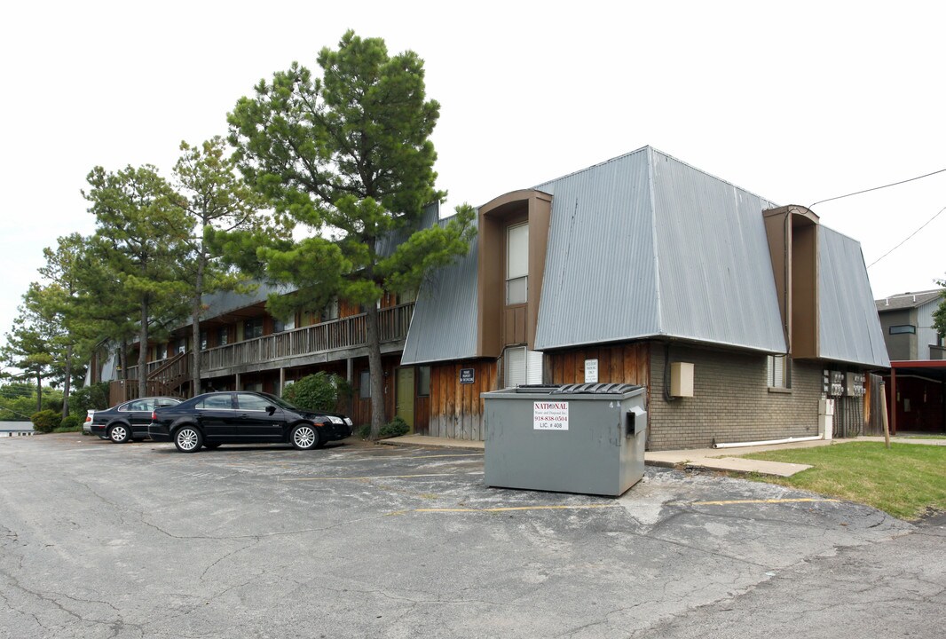 Pinewood Apartments in Tulsa, OK - Building Photo