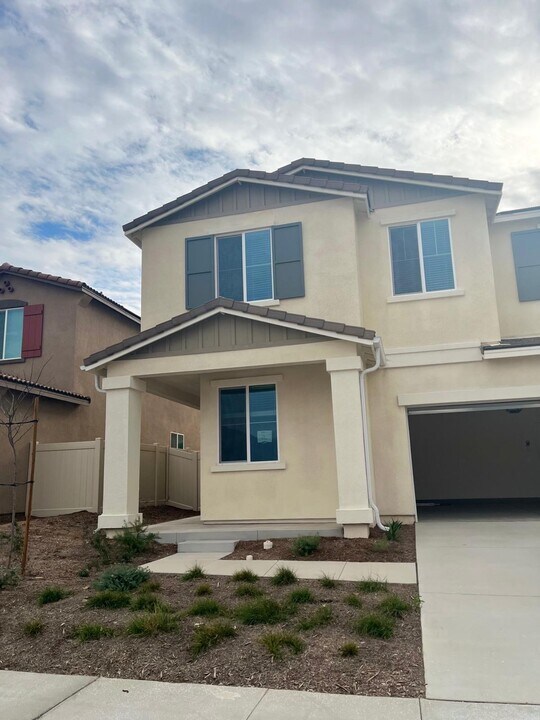 963 Yuzu Way in Redlands, CA - Foto de edificio