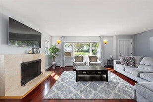 355 1st St in Mineola, NY - Building Photo