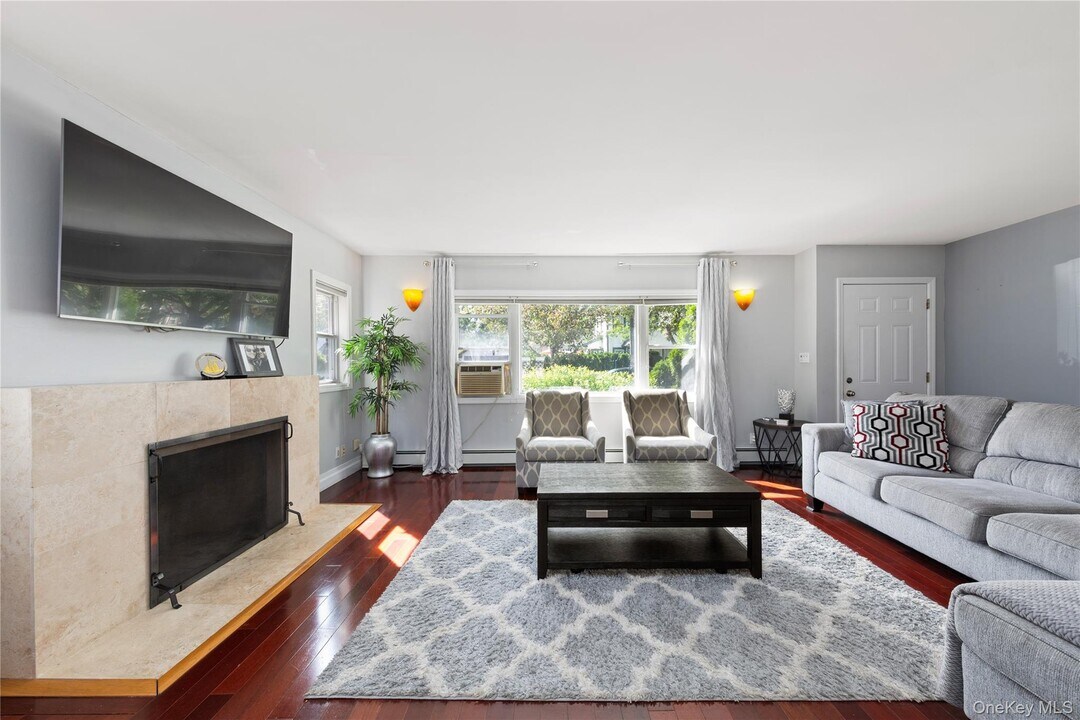 355 1st St in Mineola, NY - Building Photo