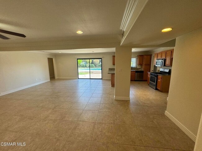 3042 Waco Ave in Simi Valley, CA - Foto de edificio - Building Photo