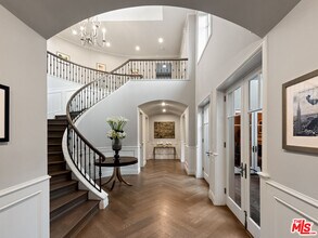 1064 Amalfi Dr in Los Angeles, CA - Building Photo - Building Photo