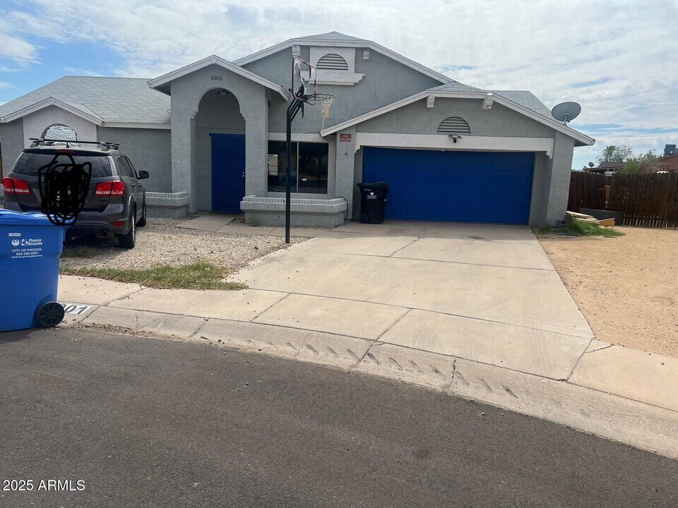 6901 W Monterey Way in Phoenix, AZ - Building Photo