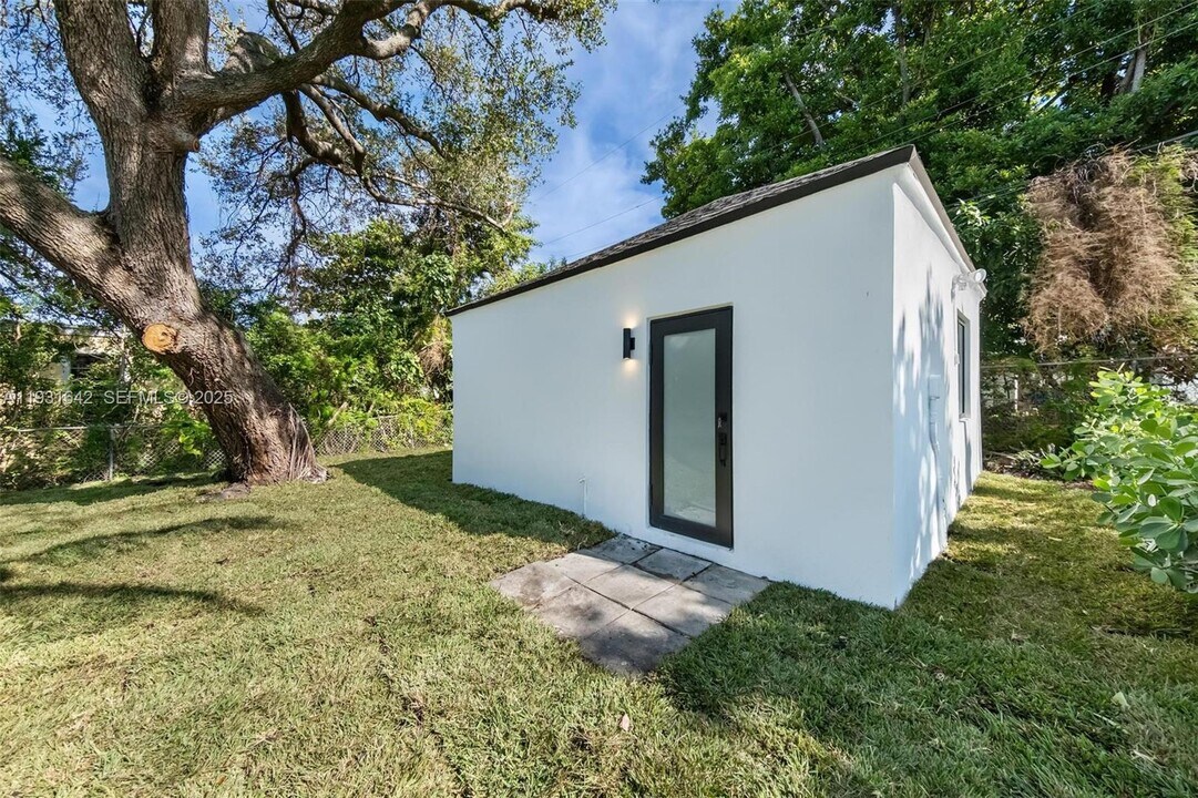 6911 NW 4th Ct in Miami, FL - Building Photo