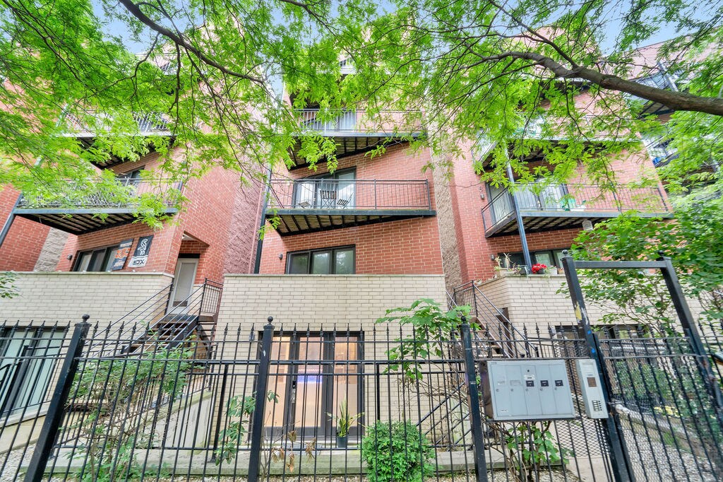 25 E 26th St in Chicago, IL - Building Photo