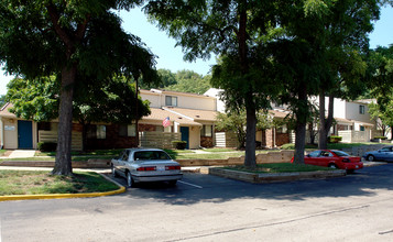 Landmark Apartments in Peoria, IL - Building Photo - Building Photo