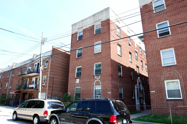 3515 146th St in Flushing, NY - Foto de edificio - Building Photo