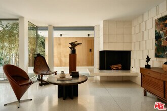 1061 Loma Vista Dr in Beverly Hills, CA - Building Photo - Building Photo