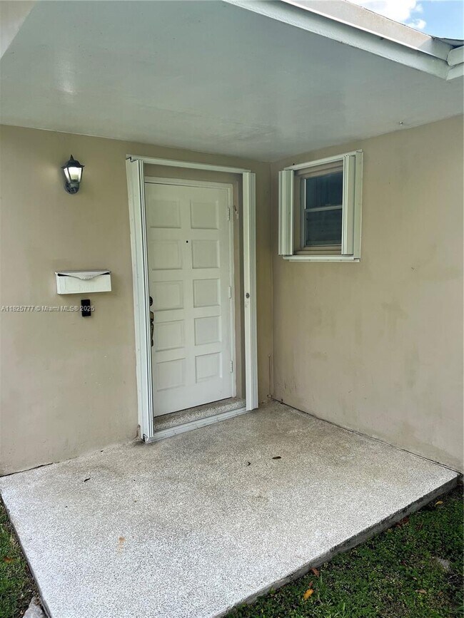 10820 SW 78th Ave in Miami, FL - Building Photo - Building Photo