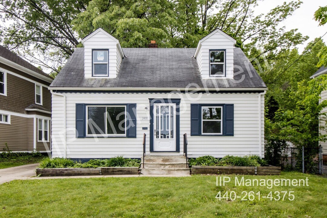2400 Noble Rd in Cleveland Heights, OH - Building Photo