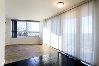 807 Davis St in Evanston, IL - Building Photo - Building Photo