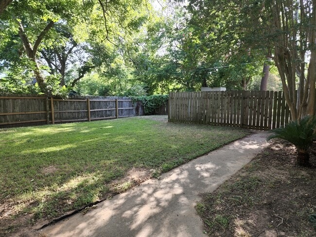 803 Mills St in Smithville, TX - Building Photo - Building Photo